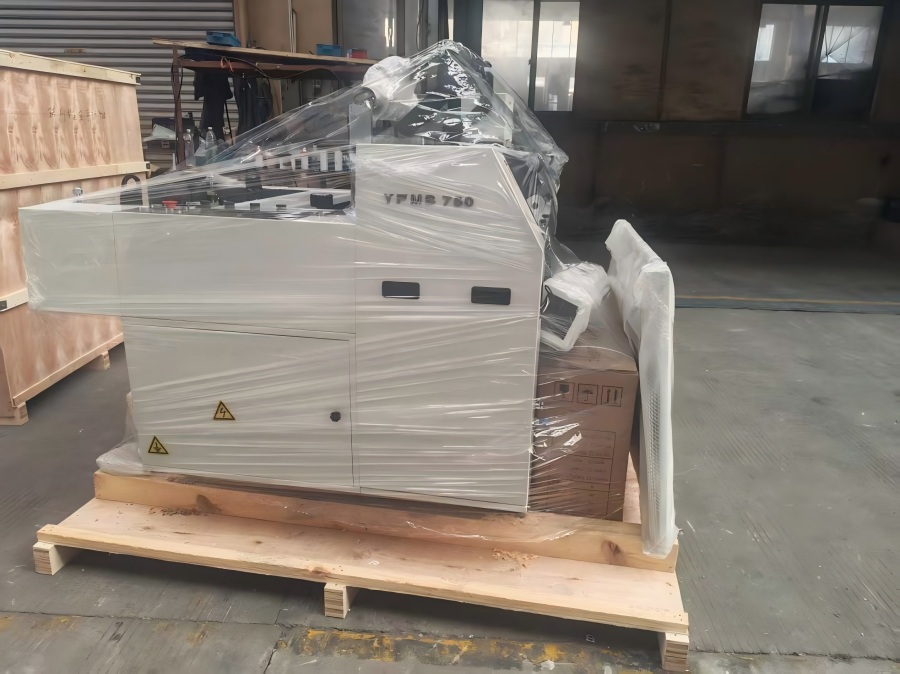 Die neue einteilige halbautomatische Laminiermaschine Star YFMB-750 wird verpackt und für den Versand nach Bolivien vorbereitet!